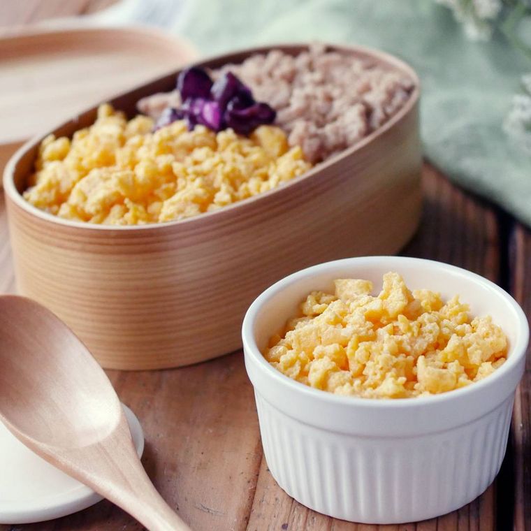 お弁当に盛られた炒り卵