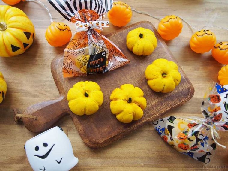 かぼちゃのお菓子やハロウィンの飾りが置かれている
