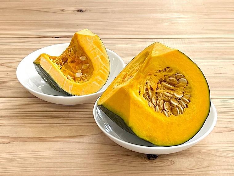 お皿の上にのっているカットかぼちゃ