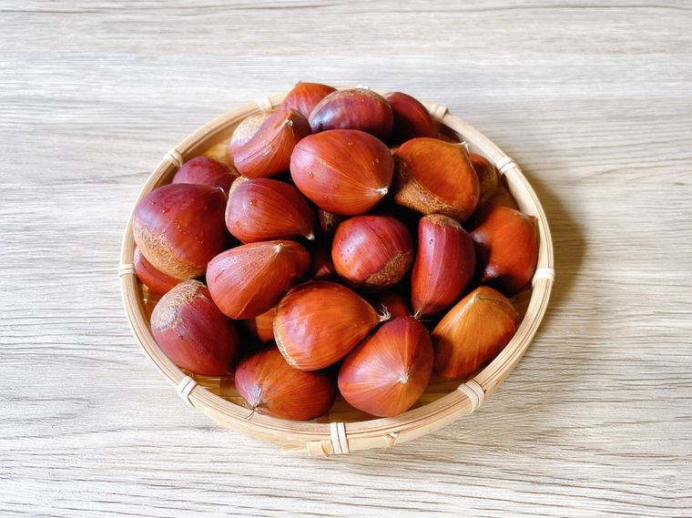 木製のざるに入った栗