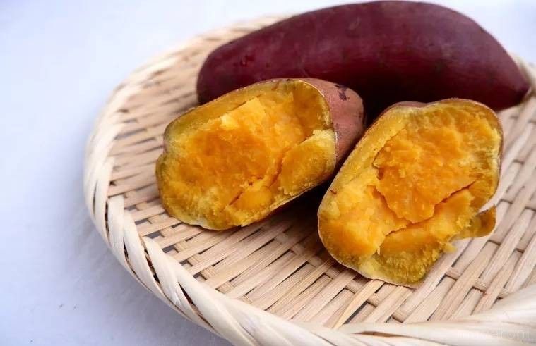 ざるの上に焼き芋が置かれている