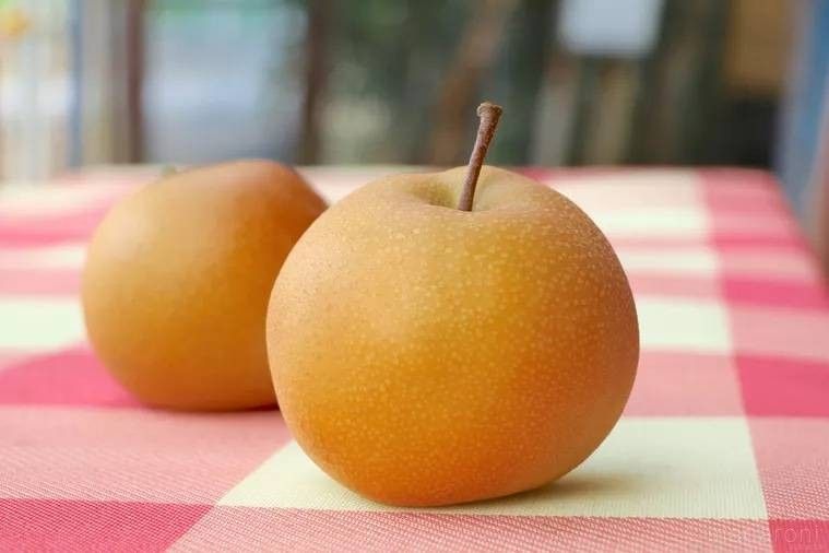 テーブルに置かれた梨