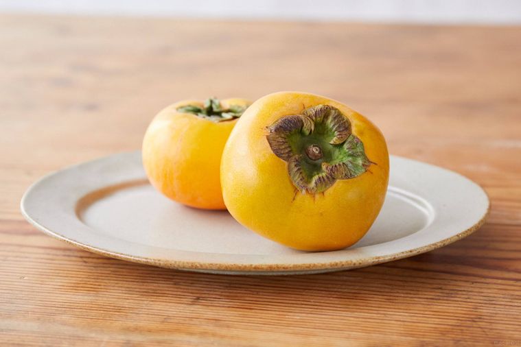 お皿の上にのっている柿
