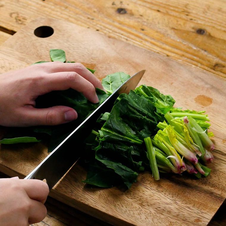 ほうれん草を切っている