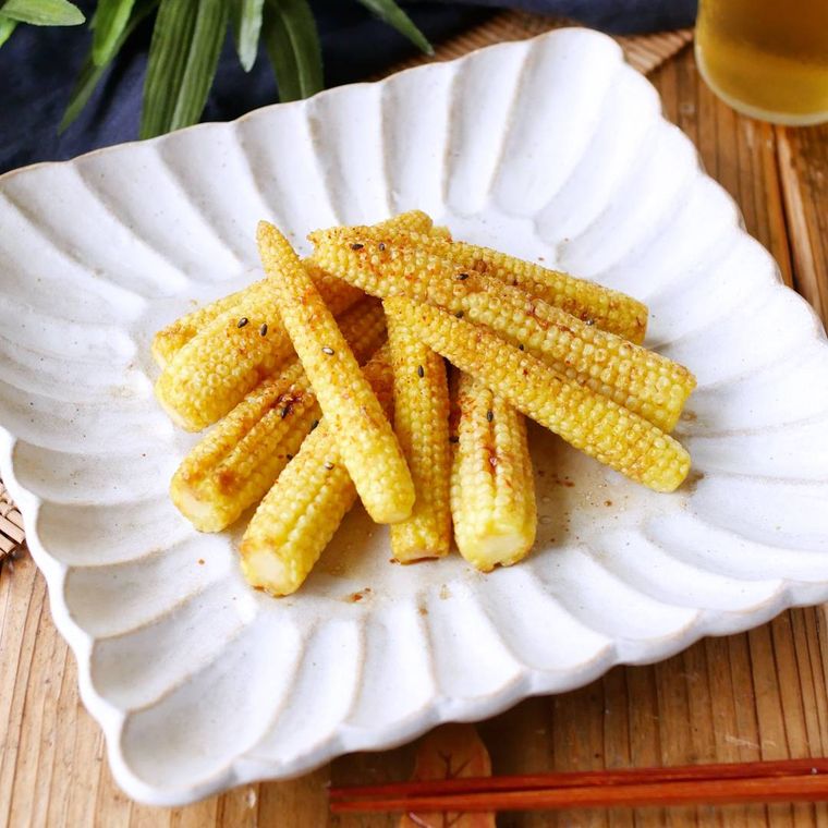 皿に盛られたヤングコーンのバターしょうゆ焼き