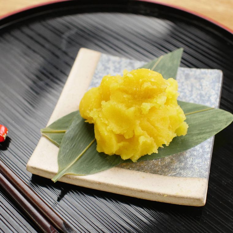 皿に栗きんとんが盛られている