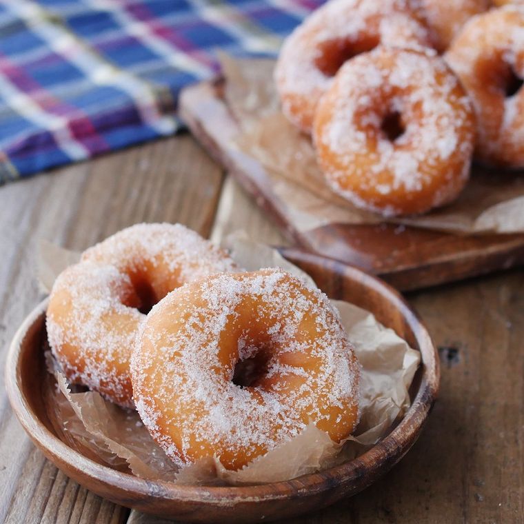 皿に盛られたドーナツ