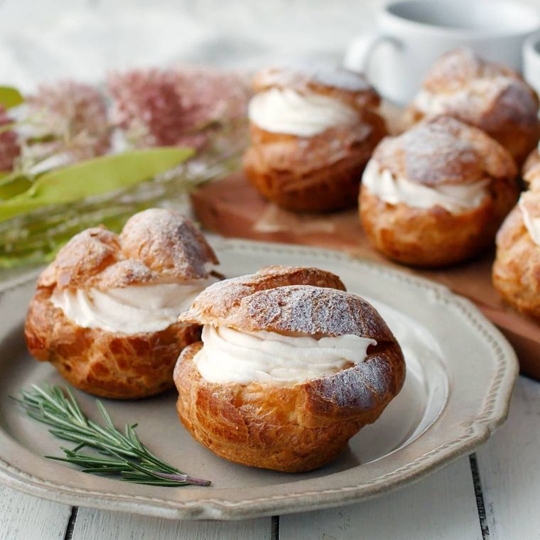 皿に盛られたシュークリーム