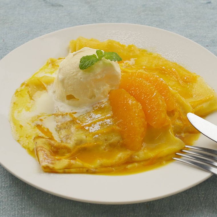 皿に盛られたクレープシュゼット