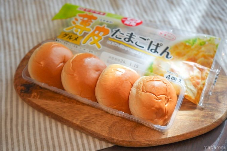 ストライプ柄のランチョンマットとカッティングボードに乗った薄皮たまごぱん