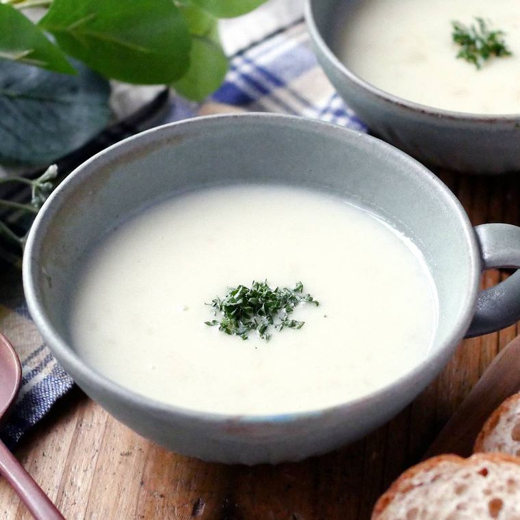 スープカップに入ったじゃがいものポタージュスープ