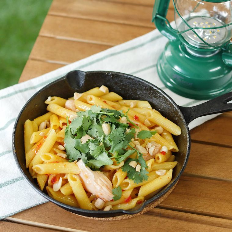 スキレットに入っているサラダチキンとパクチーのスイートチリペンネ