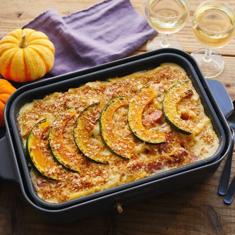 ホットプレートで作られたかぼちゃとウインナー入りペンネグラタン