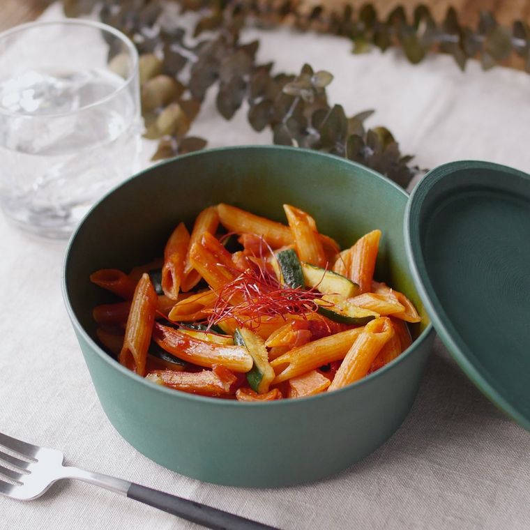 フタ付きの耐熱容器に入っている中華風味のペンネアラビアータ