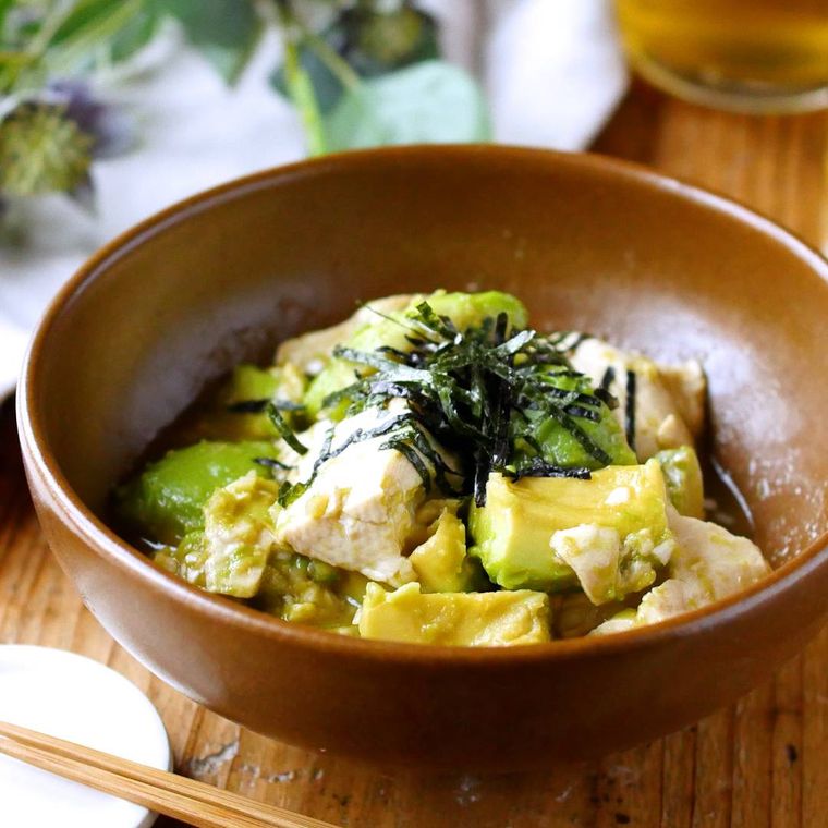 木製の器に盛り付けられた豆腐とアボカドのわさびじょうゆサラダ