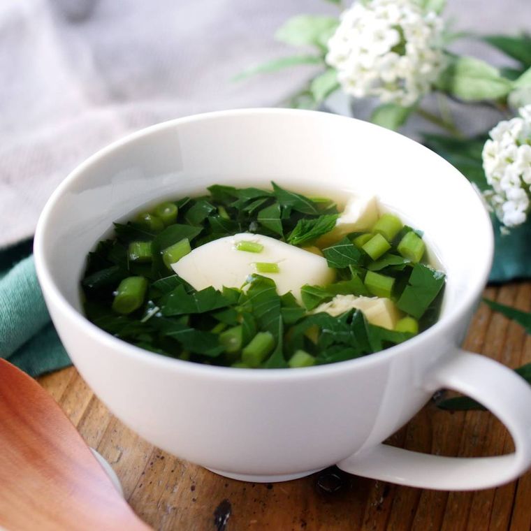 白いスープカップに入ったモロヘイヤと豆腐の和風スープ