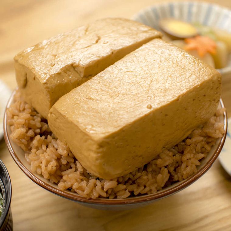 茶碗に盛り付けられたとうめし