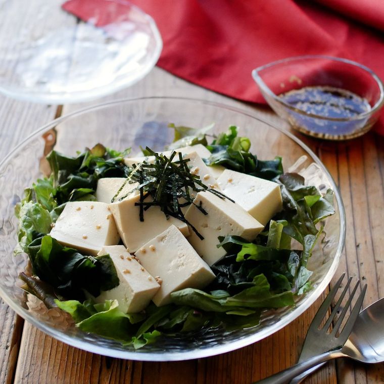 ガラスの器に盛り付けられた韓国風豆腐サラダ