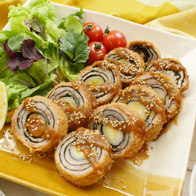 皿に盛られたとろ〜り味噌だれバウムとんかつとサラダ