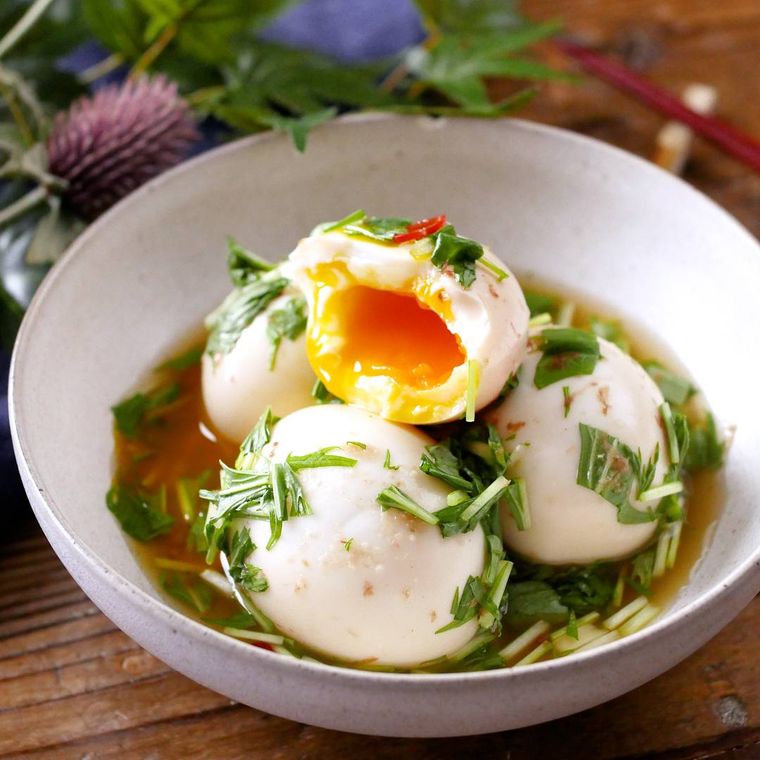 白い器に盛られたシャキシャキわさび煮卵