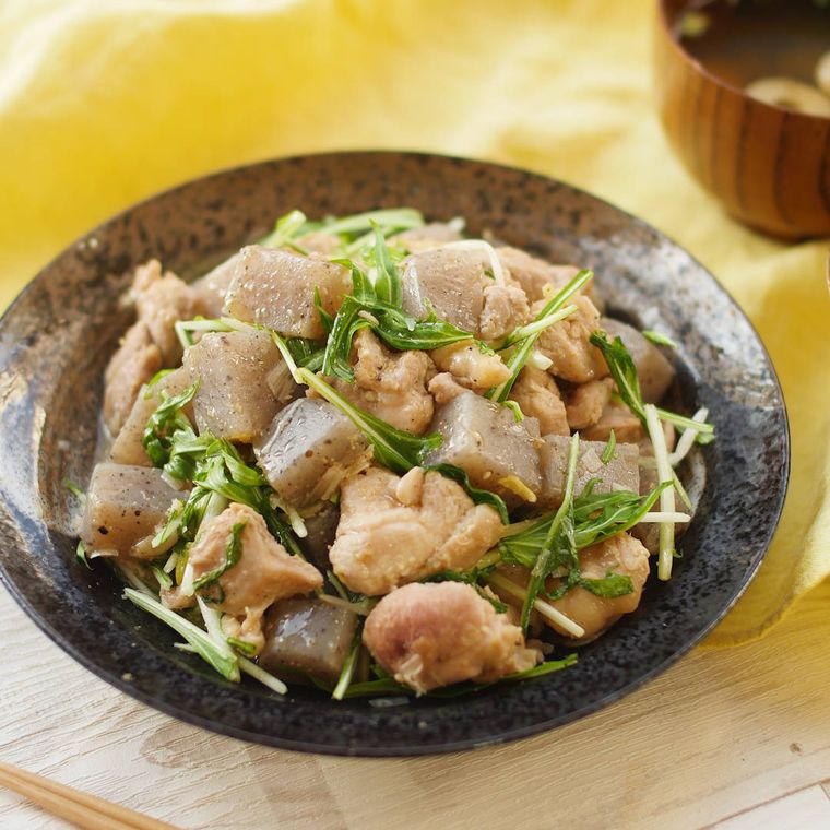 黒い器に盛られたねぎ塩レモンの鶏肉炒め