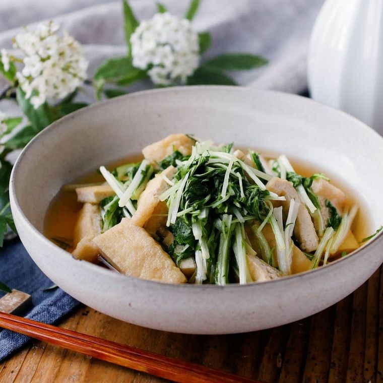 白い器に盛られた水菜と油揚げの煮浸し