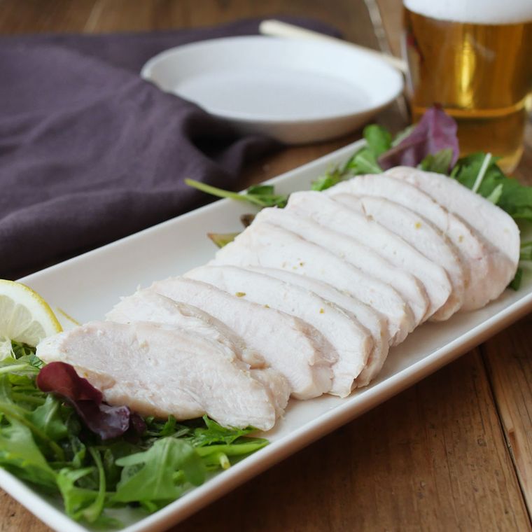 白色の長方形の皿に盛られたゆず塩サラダチキン