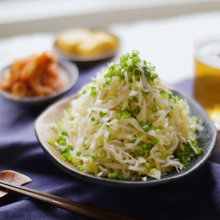 小皿に盛りつけられた湯通しキャベツとしらすのナムル