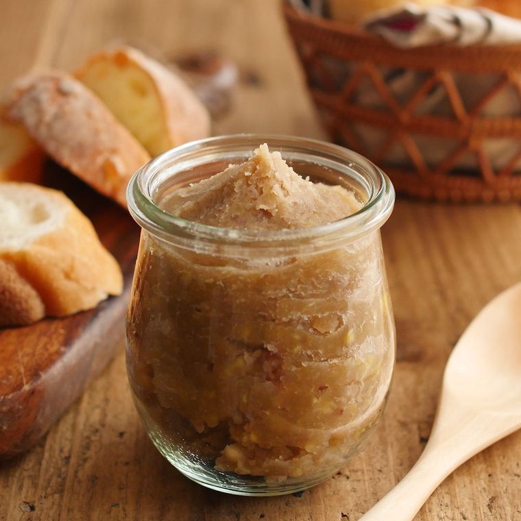 ガラスの保存容器に入れたラム酒香る大人の栗ジャム