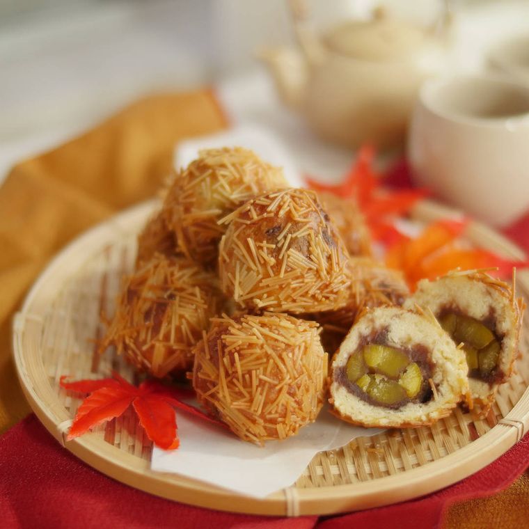 ザルに盛り付けた栗の甘露煮丸ごといがぐり豆腐ドーナツ