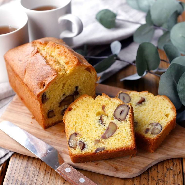 木製トレーにある切り分けた甘栗のパウンドケーキとパレットナイフ