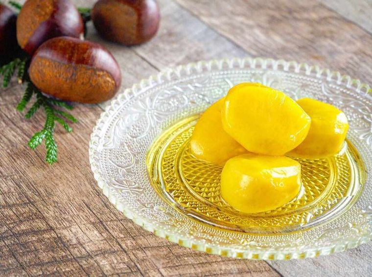 テーブルの上の生栗とお皿にのった栗の甘露煮