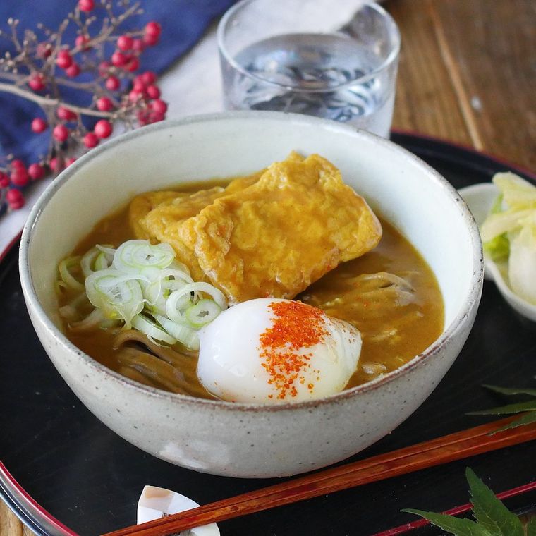 丼に入った温玉カレーそば