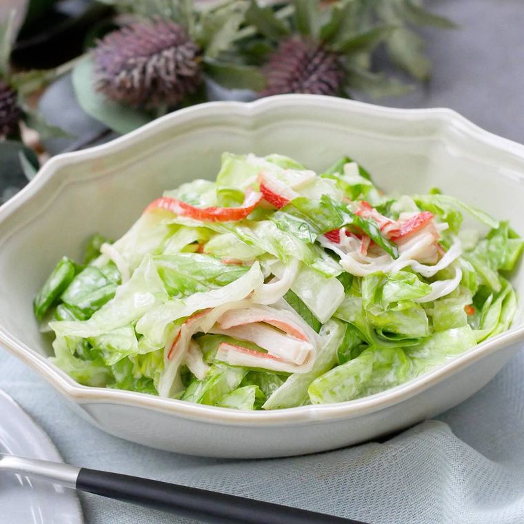 白い洋皿に盛りつけられたレタスのコールスロー