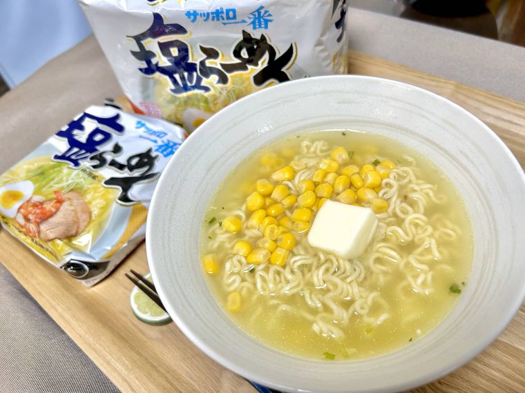白い丼に盛り付けたコーンバター塩ラーメン