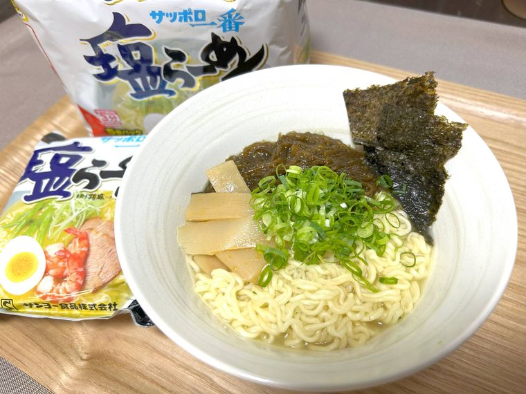 白い丼に盛り付けたもずくねぎ塩ラーメン