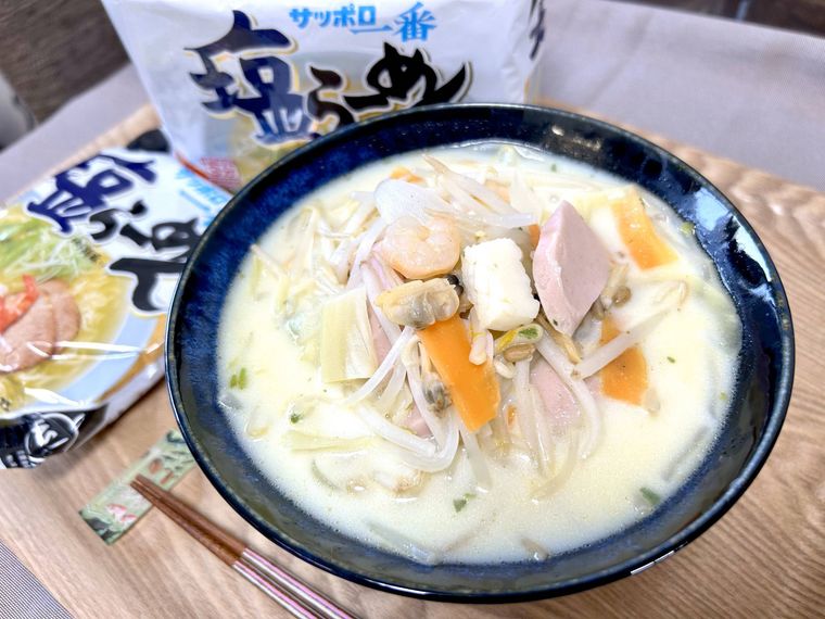 青い丼に盛り付けたちゃんぽん