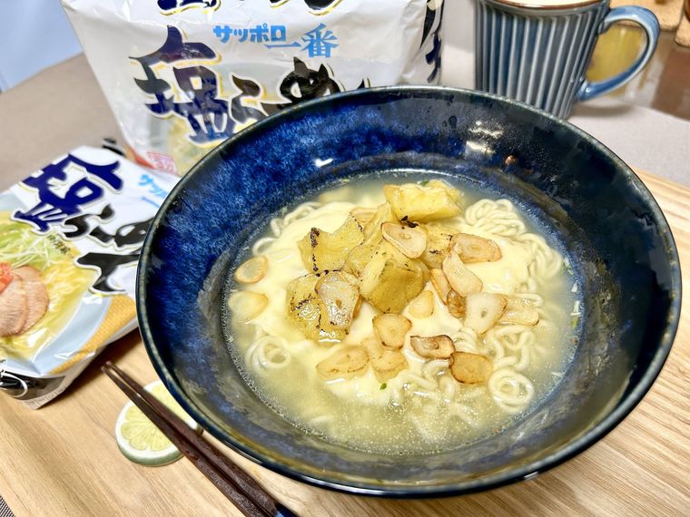 青い丼に盛り付けたじゃがチーズの塩ラーメン