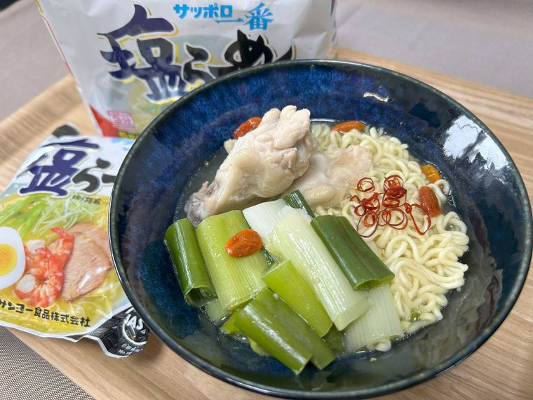 青い丼に盛り付けたサムゲタン風塩ラーメン