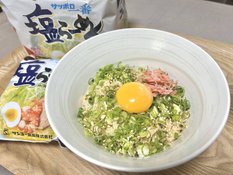 白い丼に盛り付けた魚介塩油そば