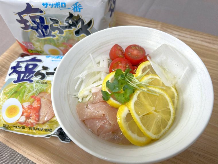 白い丼に盛り付けたレモンオリーブオイルの塩冷麺