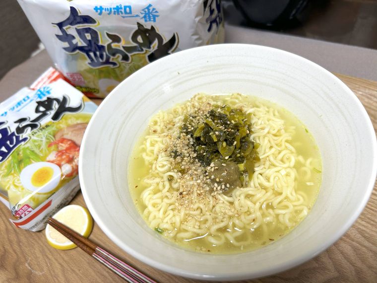 白い丼に盛り付けたごま高菜と柚子こしょうの塩ラーメン