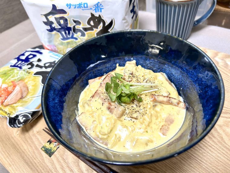 青い丼に盛り付けたカルボナーラ