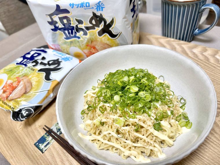 白い皿に盛り付けたねぎ塩マヨラーメン