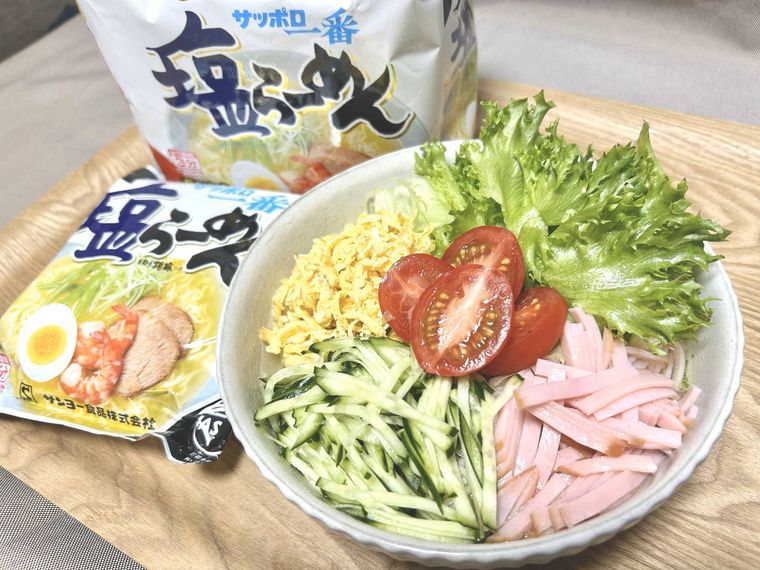 白い器に盛り付けたサラダ冷やし塩中華