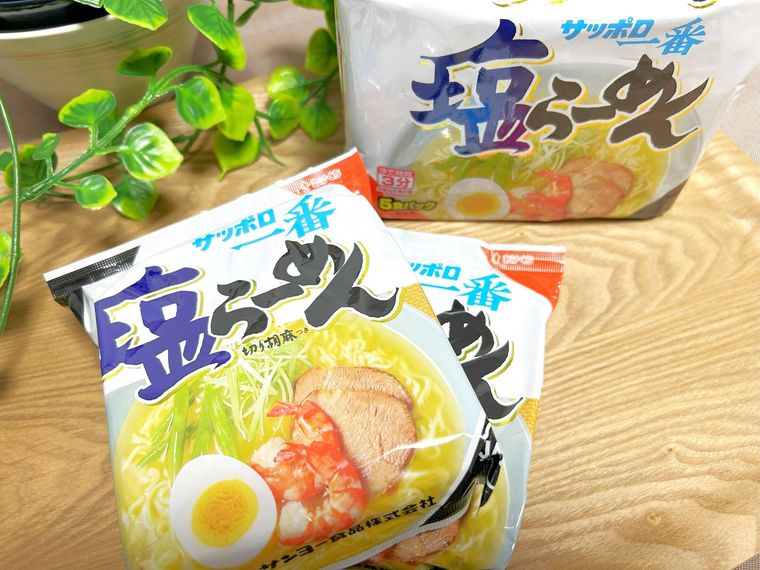 サッポロ一番塩ラーメンが3つ並んでいる様子