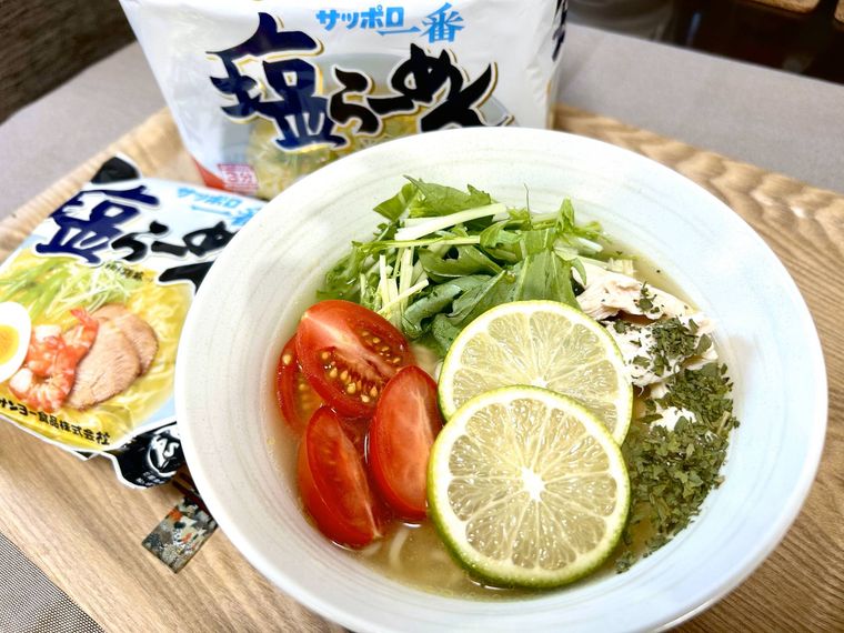 白い丼に盛り付けたフォー風エスニック野菜ラーメン