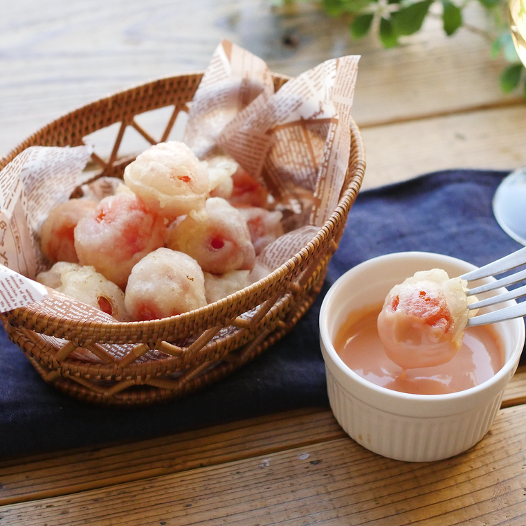 かごに入れられたミニトマトのフリット