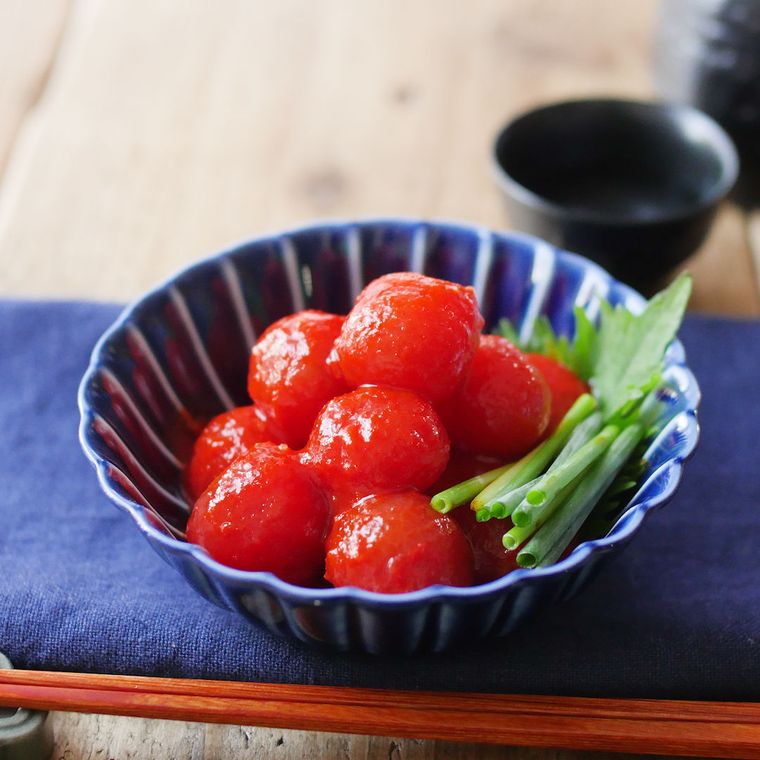 青い皿に盛られた即席トマトキムチ