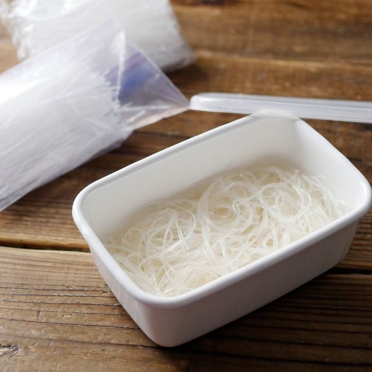 保存容器に春雨が入っている様子